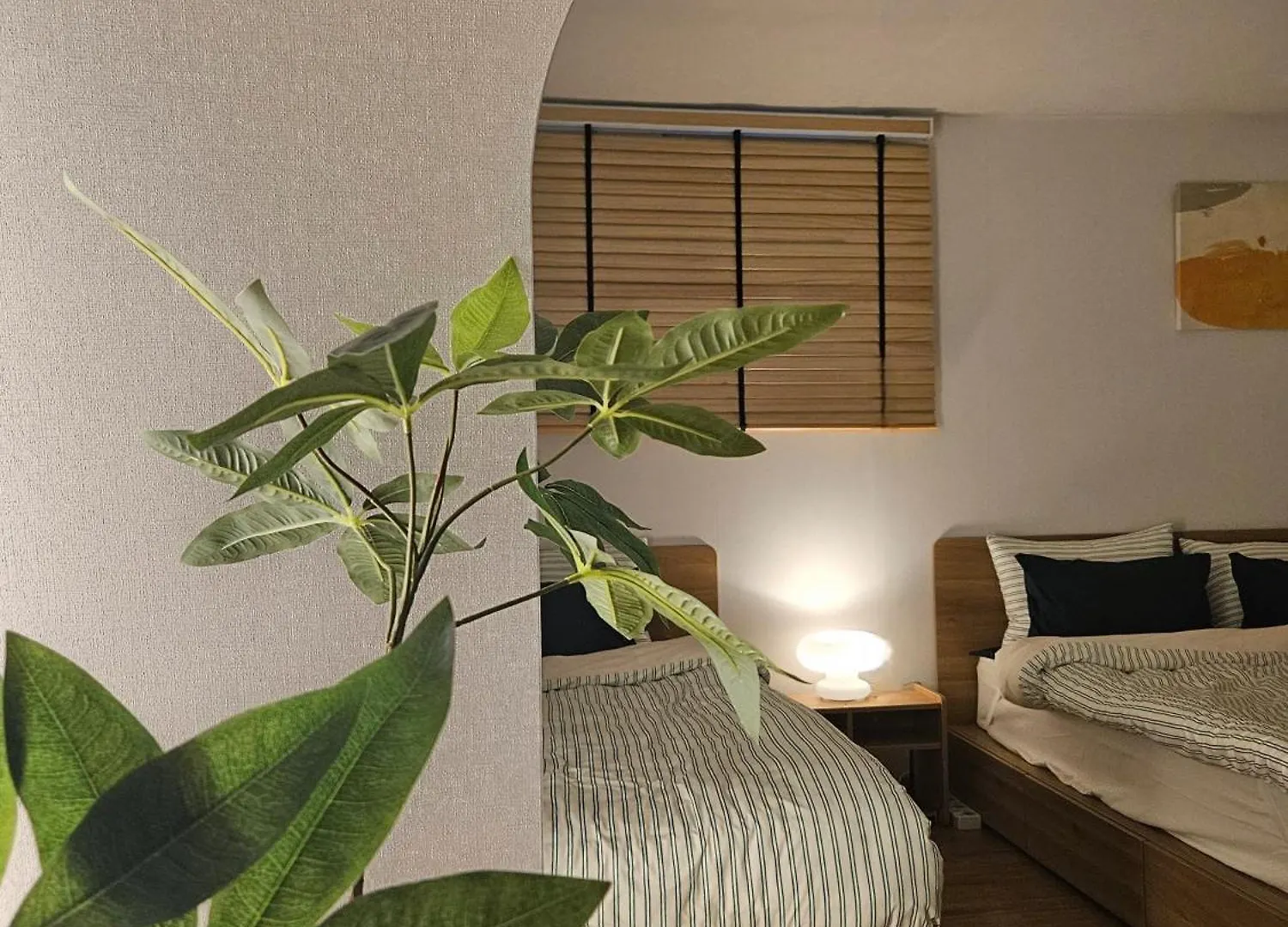 A 5-Minute Walk From Airport Bus Stop, Near Gangnam, Hongdae, Arrived At Express Bus Terminal Station, Subway 7Min, Convenient Access To Other Regions Such As Busan, Gwangju, And Jeonju Seoul Apartment
