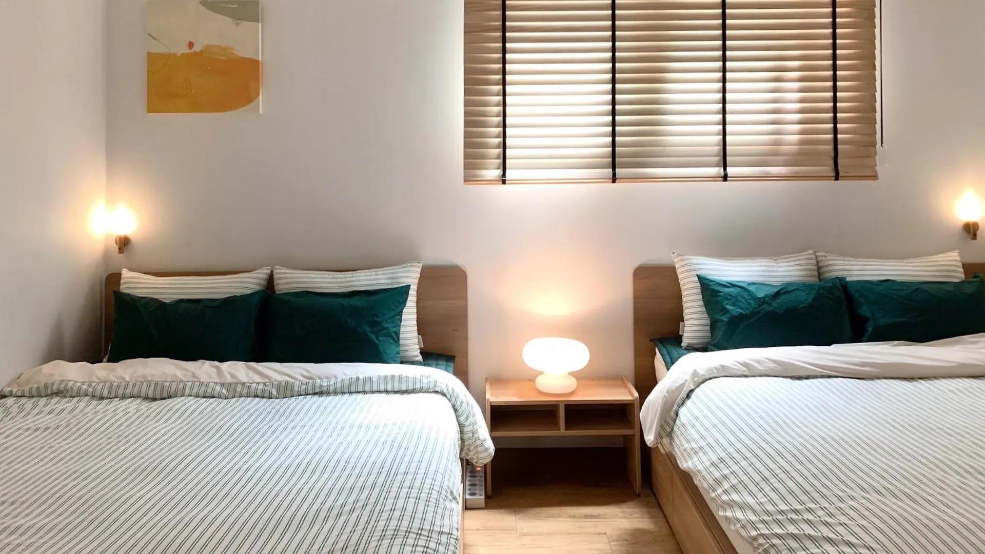 A 5-Minute Walk From Airport Bus Stop, Near Gangnam, Hongdae, Arrived At Express Bus Terminal Station, Subway 7Min, Convenient Access To Other Regions Such As Busan, Gwangju, And Jeonju Seoul